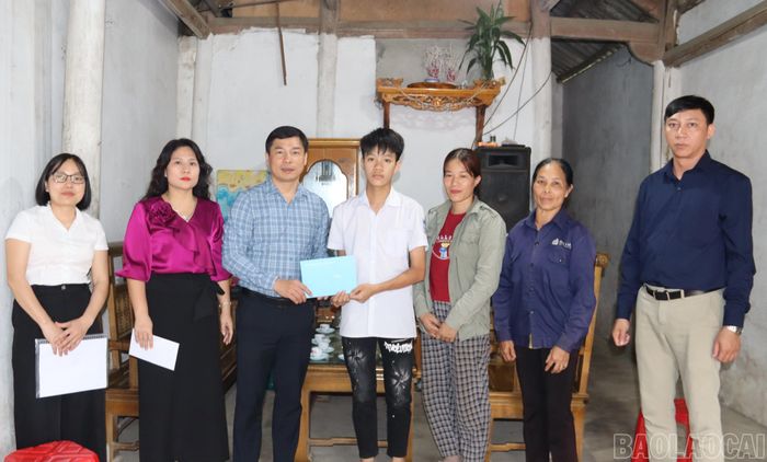 Đoàn công tác của phường Âu Lâu trao kinh phí hỗ trợ em Hà Thành Dương.