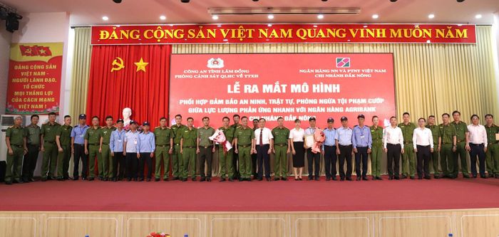 Đại tá Nguyễn Tường Vũ, Phó Giám đốc Công an tỉnh và lãnh đạo các đơn vị tặng hoa cho lực lượng tham gia mô hình