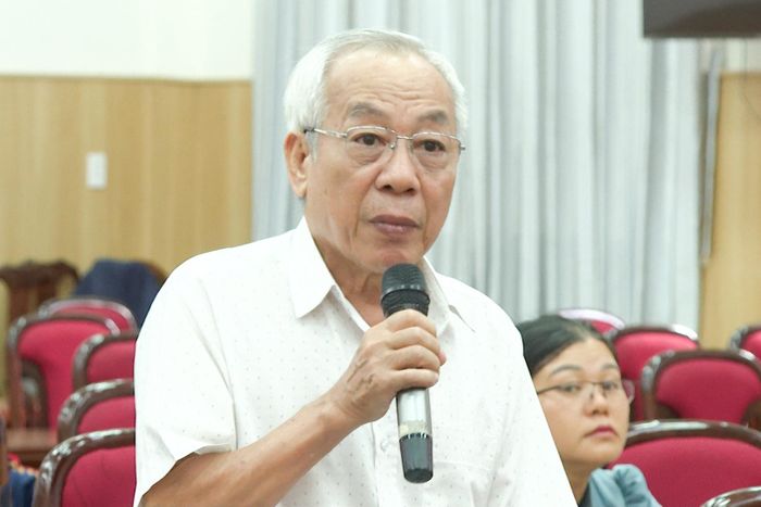 Cử tri phường Nam Gia Nghĩa phát biểu tại buổi tiếp xúc cử tri