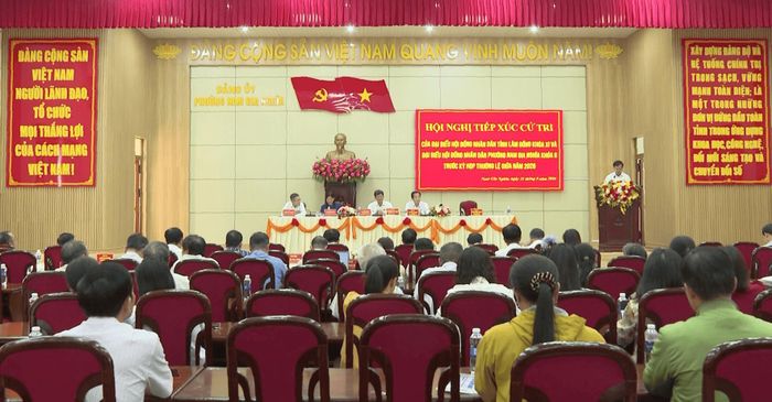 Quang cảnh buổi tiếp xúc cử tri