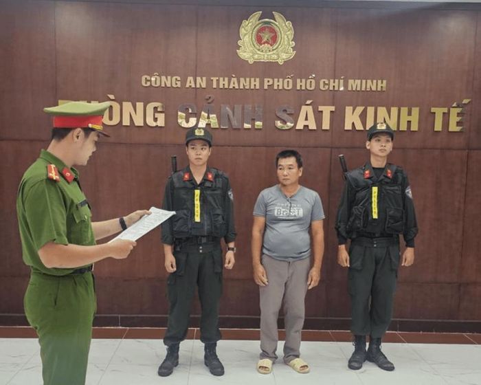 Cơ quan Công an tống đạt quyết định và lệnh đối với Nguyễn Thế Cường.