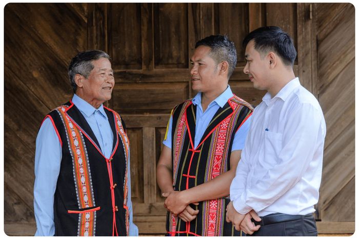 Già làng Điểu Nơi, bon Diêng Ngaih, xã Tuy Đức (bên trái) kể lại câu chuyện từng chứng kiến nhiều người nhẹ dạ nghe theo những thông tin xuyên tạc