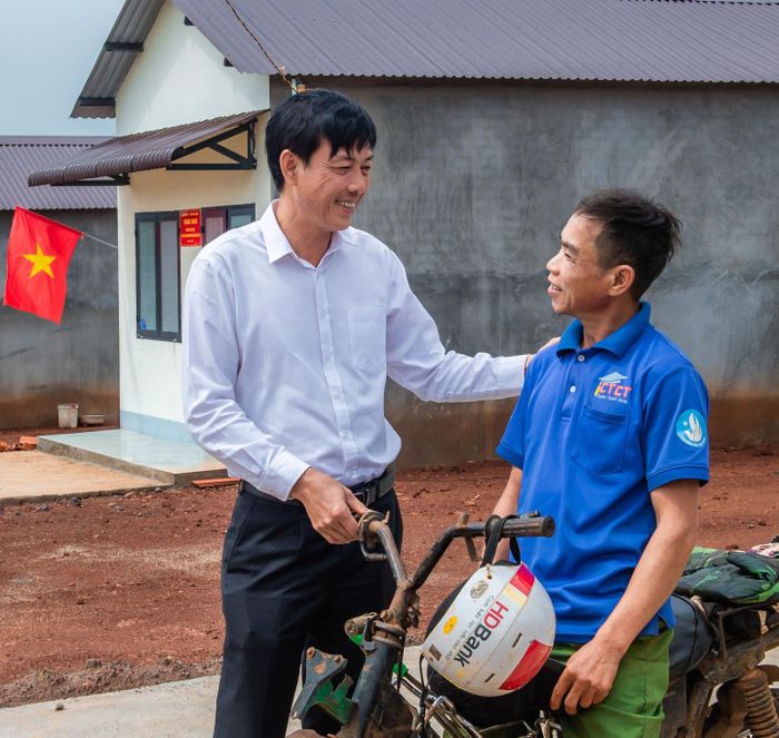 Anh Hoàng Văn Khương (áo xanh) phấn khởi khi được hỏi thăm về nơi ở mới tại Điểm dân cư liền kề chốt dân quân biên giới