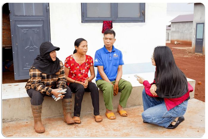 Vợ chồng anh Hoàng Văn Khương bên ngôi nhà mới đang dần hoàn thiện