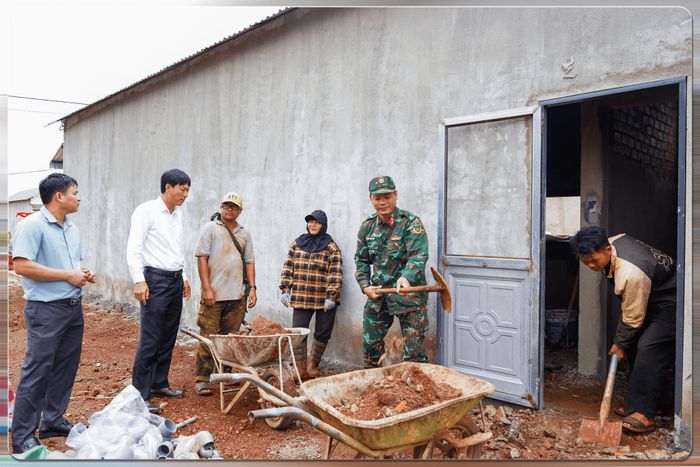 Người dân đang hoàn tất những phần việc cuối cùng trước khi vào nhà mới tại Điểm dân cư liền kề chốt dân quân biên giới