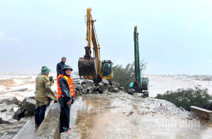 Biến đổi khí hậu và các hiện tượng thời tiết cực đoan ngày càng diễn biến phức tạp (Trong ảnh: Sự cố sập, sạt, mái kè biển Thịnh Long III, xã Hải Thịnh, tháng 9/2025). Ảnh: Ngọc Ánh