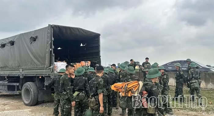 Lực lượng quân đội được huy động kịp thời để giúp dân.