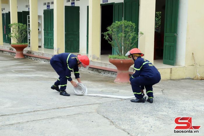 Cán bộ, chiến sĩ Đội CC&amp;CNCH khu vực 6 huấn luyện công tác nghiệp vụ PCCC&amp;CNCH.
