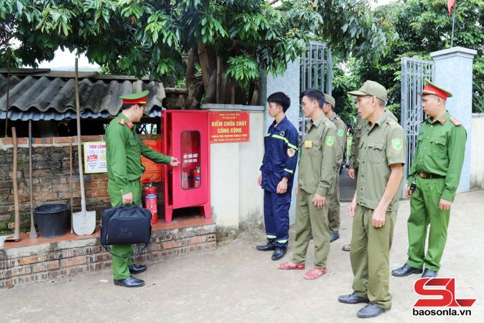 Cán bộ Đội CC&amp;CNCH khu vực 6 kiểm tra điểm chữa cháy công cộng tại tổ dân phố 5, xã Sông Mã.