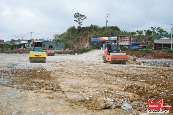 Đơn vị thi công lu lèn mặt bằng tại gói thầu số 28.