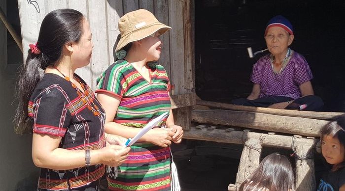 Cán bộ cơ sở vùng cao nắm bắt tình hình dân cư địa phương