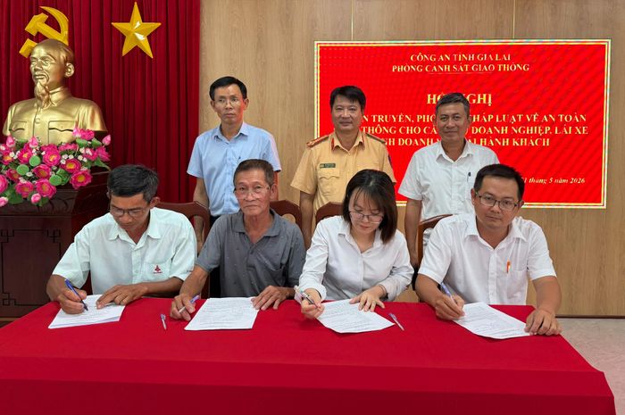 Các doanh nghiệp vận tải ký cam kết đảm bảo trật tự ATGT. Ảnh: Nguyễn Chơn.