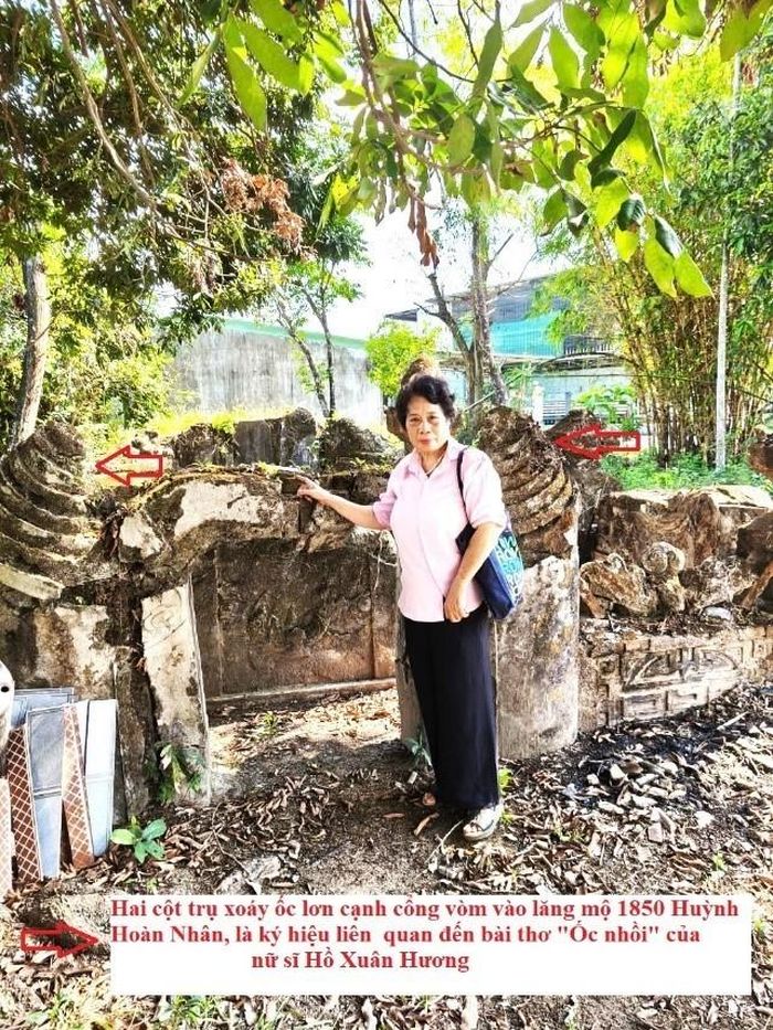 Tác giả Nghiêm Thị Hằng bên lăng mộ 1850 "Huỳnh Hoàng Nhân" tại Tam Kỳ - Đà Nẵng.