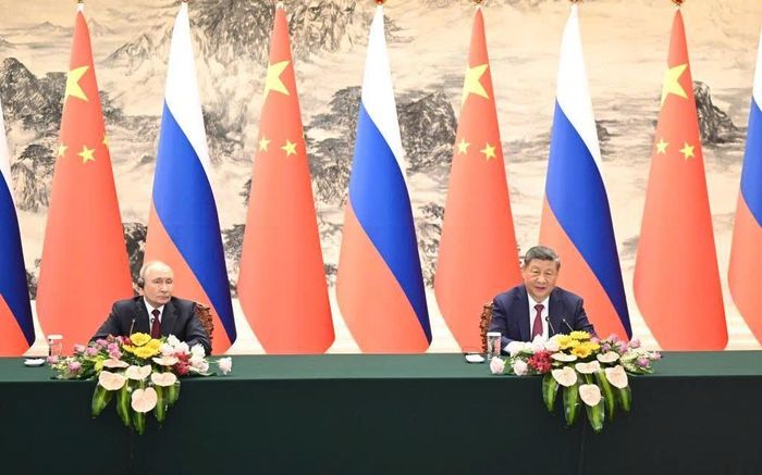 Chủ tịch Trung Quốc Tập Cận Bình và Tổng thống Nga Vladimir Putin gặp gỡ báo chí sau cuộc hội đàm tại Đại lễ đường Nhân dân ở Bắc Kinh, ngày 20/5. Ảnh: Tân Hoa Xã