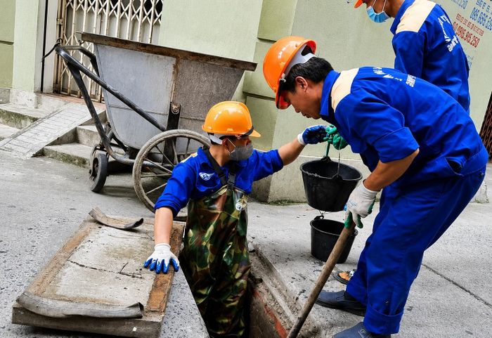Trước mùa mưa bão năm nay, Công ty TNHH một thành viên Thoát nước Hải Phòng đã nạo vét, khơi thông nhiều cống, rãnh khu vực nội đô. Ảnh: Hải Minh