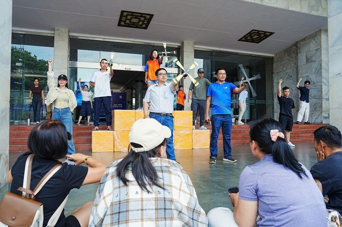 Các đội thi tranh thủ từng phút, từng giây để tập luyện sẵn sàng cho Hội thi