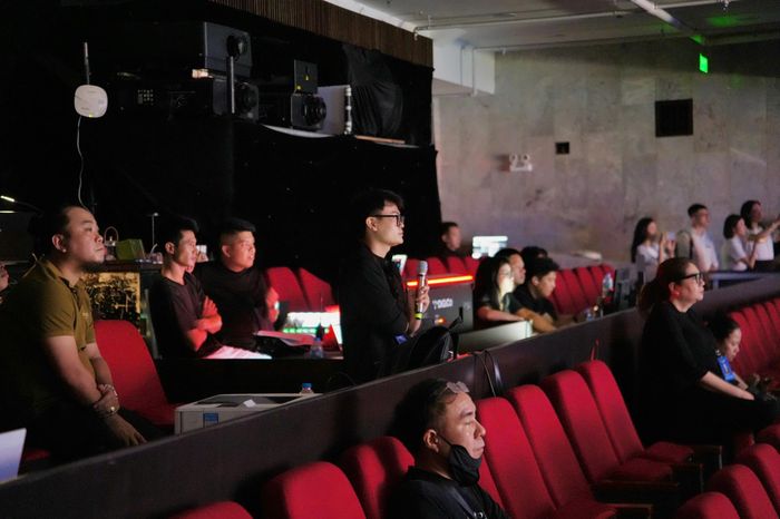 Hệ thống âm thanh, ánh sáng và công nghệ được phối hợp nhịp nhàng, liên tục và chính xác để chuẩn bị cho Hội thi