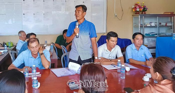 Ông Nguyễn Hoàng Cười, Phó Chủ tịch Hội Cựu chiến binh xã Năm Căn, trao đổi với cử tri về kế hoạch kiểm tra, giám sát năm 2026 của Ban Thường vụ Hội Cựu chiến binh xã, góp phần nâng cao hiệu quả đưa nghị quyết vào thực tiễn.