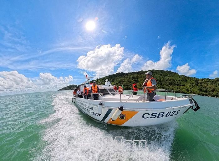 Ðoàn công tác tỉnh Cà Mau khảo sát, nắm tình hình quốc phòng - an ninh tại đảo Hòn Khoai, phục vụ định hướng phát triển đồng bộ kinh tế biển gắn với bảo đảm chủ quyền vùng biển đảo Tây Nam Tổ quốc.