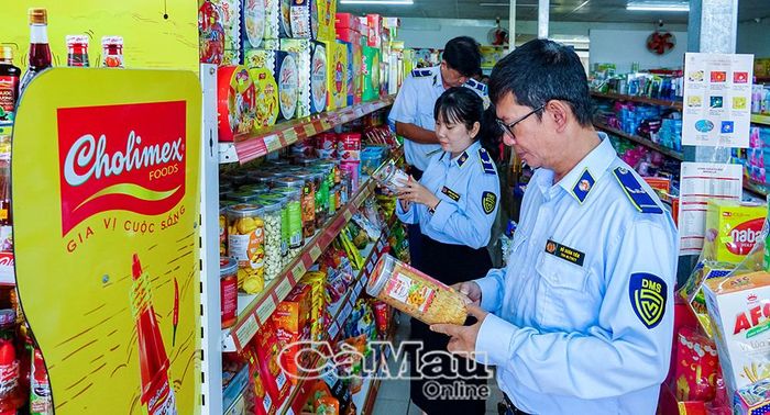 Lực lượng quản lý thị trường tỉnh Cà Mau tăng cường kiểm tra, kiểm soát hàng hoá lưu thông trên thị trường nhằm ổn định giá cả, bảo vệ quyền lợi người tiêu dùng và môi trường kinh doanh lành mạnh.