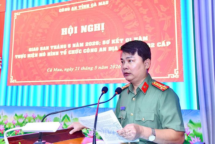 Đại tá Phan Hoài Vũ, Trưởng phòng Tham mưu Công an tỉnh, báo cáo kết quả 1 năm thực hiện mô hình tổ chức Công an địa phương hai cấp.