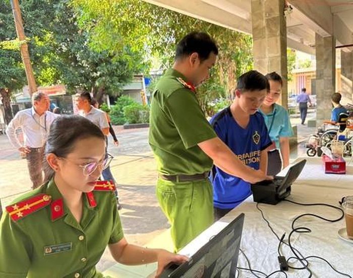 Công an thu thập dữ liệu cấp căn cước cho một trường hợp nhân khẩu đặc thù