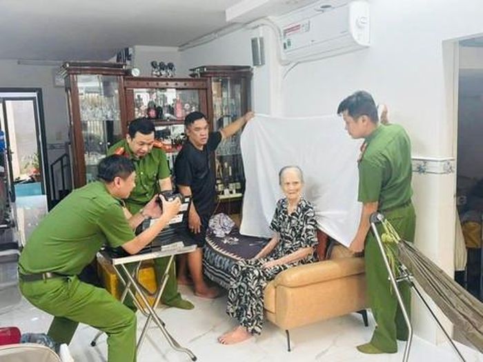 Công an đến tận nhà làm các thủ tục cấp thẻ căn cước cho một cụ bà cao tuổi