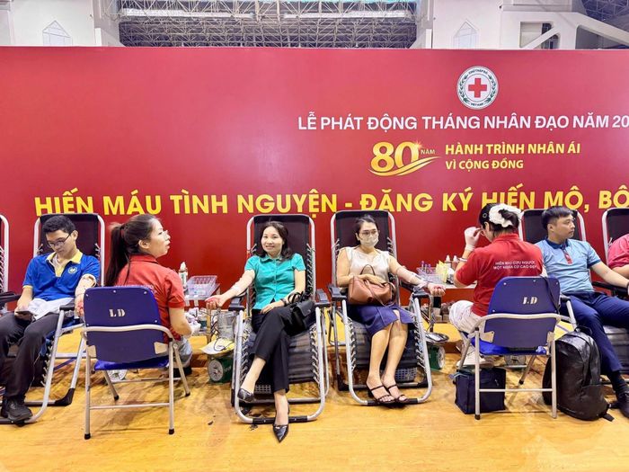Hưởng ứng thông điệp “Một giọt máu cho đi - Một cuộc đời ở lại”, cán bộ, giáo viên, nhân viên và phụ huynh Trường Tiểu học Phú Thượng đã tích cực tham gia Ngày hội hiến máu tình nguyện năm 2026. Ảnh: PV