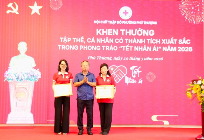 Với những thành tích nổi bật, Hội Chữ thập đỏ thành phố Hà Nội đã trao tặng Giấy khen cho 2 tập thể Hội Chữ thập đỏ phường Phú Thượng. Ảnh: PV