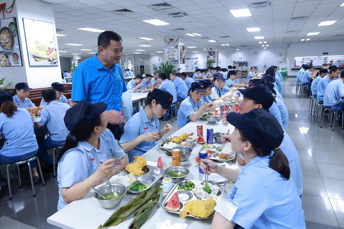 Đồng chí Nguyễn Đình Thắng - Chủ tịch Công đoàn các Khu công nghệ cao và khu công nghiệp Hà Nội thăm hỏi đời sống người lao động. Ảnh: N. Ánh