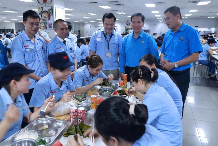 Chương trình “Bữa cơm Công đoàn” dành cho hơn 4.000 cán bộ, công nhân viên đang làm việc tại doanh nghiệp. Ảnh: N. Ánh