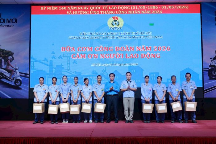 Dịp này, 20 công nhân có hoàn cảnh khó khăn đã được Công đoàn công ty trao hỗ trợ. Ảnh: N. Ánh