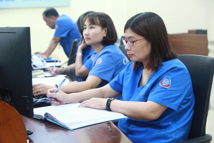 Điều dưỡng Lương Thị Liên (ngoài cùng bên phải) cùng các đồng nghiệp thực hiện nhiệm vụ trực tổng đài. Ảnh: TN