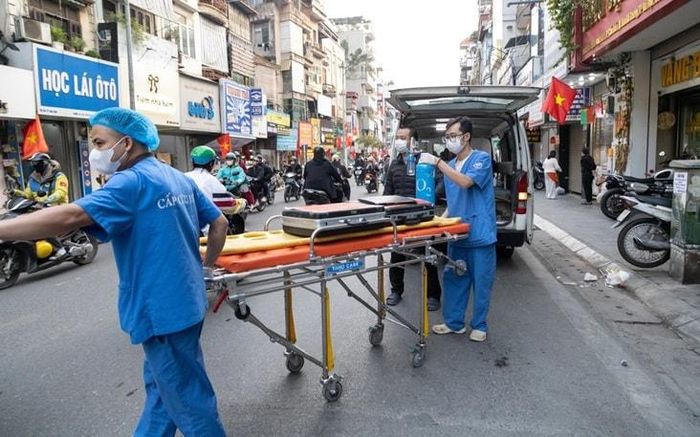 Nhân viên trung cấp cấp cứu 115 Hà Nội đang cấp cứu người bệnh tại phường Hai Bà Trưng, Hà Nội. Ảnh: TN