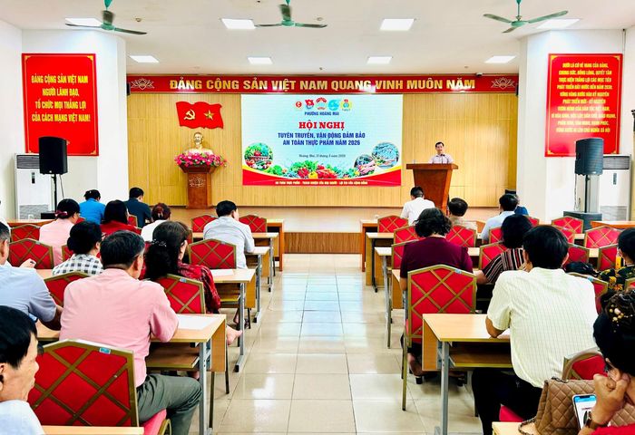 Chủ tịch Ủy ban MTTQ Việt Nam phường Hoàng Mai Triệu Hải Vân phát biểu tại hội nghị. Ảnh: Trần Oanh.