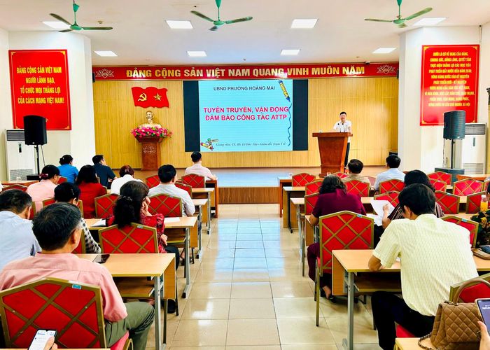 TS. BS Lê Đức Thọ, Giám đốc Trạm Y tế phường Hoàng Mai trao đổi với về công tác an toàn thực phẩm. Ảnh: Trần Oanh.