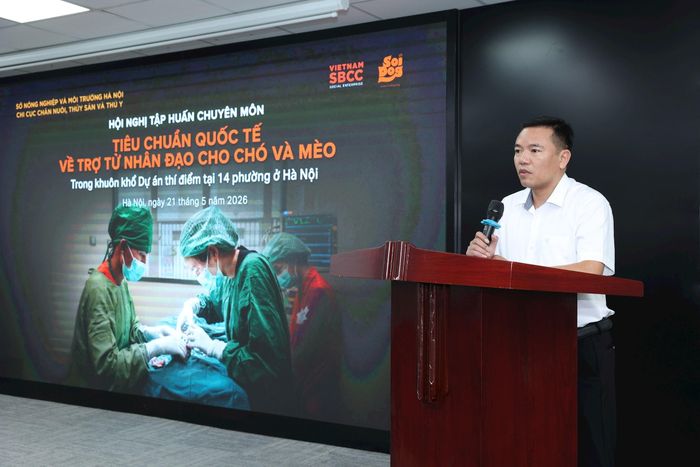 Tiến sỹ Cấn Xuân Minh, Phó trưởng phòng Quản lý dịch bệnh (Chi cục Chăn nuôi, Thủy sản và Thú y Hà Nội) trao đổi tại buổi tập huấn. Ảnh: VM