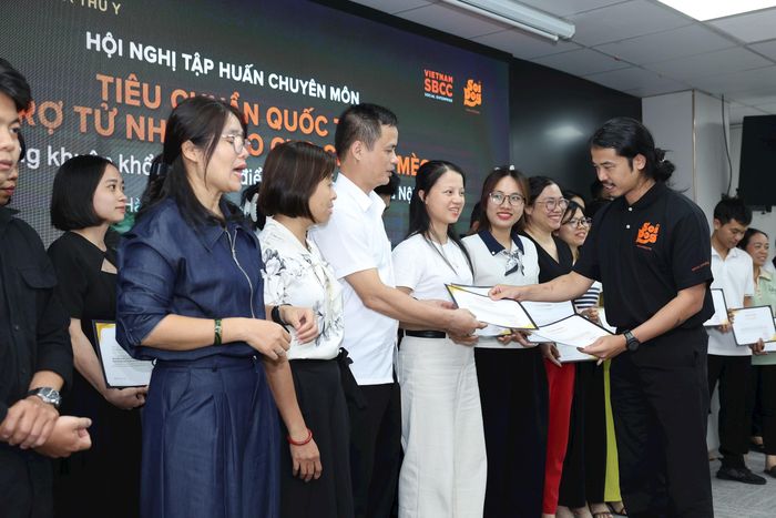 Ban tổ chức trao chứng nhận cho các học viên. Ảnh: VM