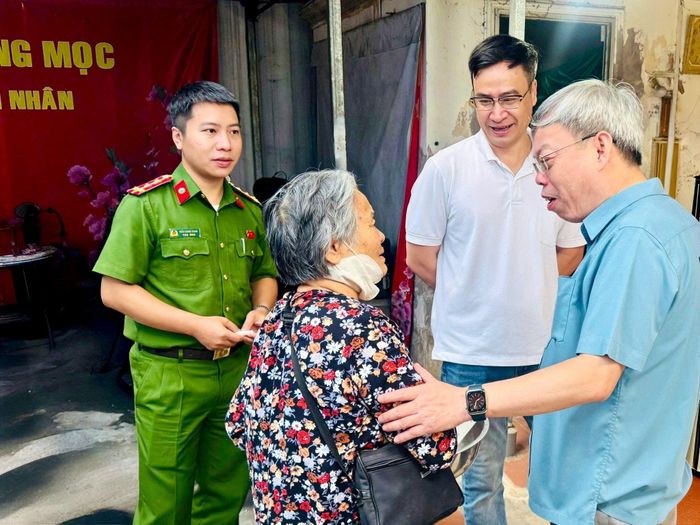 Lãnh đạo, cán bộ phường Thanh Xuân trực tiếp trao đổi, lắng nghe ý kiến người dân trong quá trình GPMB dự án đường Vành đai 2,5. Ảnh: PV