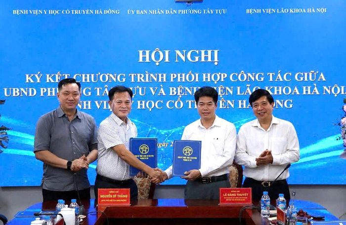 UBND phường Tây Tựu và hai bệnh viện ký kết chương trình phối hợp giai đoạn 2026-2030. Ảnh PV