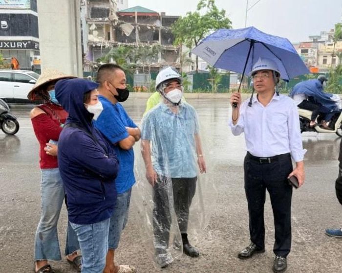 Bí thư Đảng ủy, Chủ tịch HĐND phường Khương Đình Võ Đăng Dũng và Phó Bí thư Đảng ủy, Chủ tịch UBND phường Khương Đình Nguyễn Sỹ Đoàn chỉ đạo trực tiếp tại hiện trường Dự án đường Vành đai 2,5 đoạn từ Nguyễn Trãi - Quốc lộ 6 đến Đầm Hồng. Ảnh: KĐ