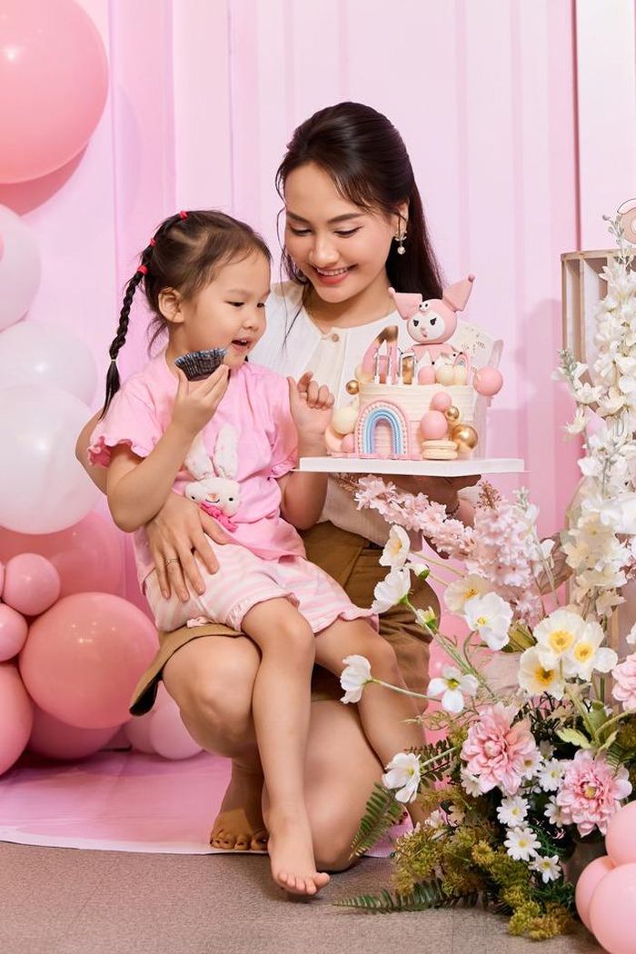 Trong nhiều cuộc trò chuyện với truyền thông, nữ diễn viên từng thừa nhận cô may mắn khi có chồng đồng hành trong việc chăm sóc con cái. Ông xã của Bảo Thanh luôn ở bên hỗ trợ vợ trong suốt thời gian mang thai và sau sinh. Chính điều đó giúp cô có thêm thời gian hồi phục sức khỏe cũng như chăm lo cho hai con nhỏ.