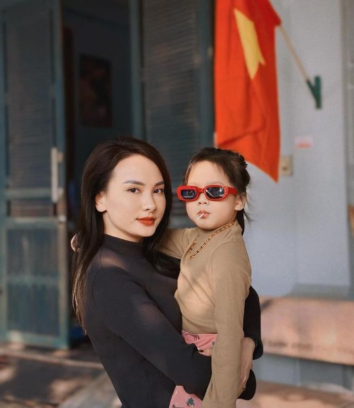 Nhờ được bố mẹ chăm sóc tốt nên con gái Bảo Thanh luôn tự tin, năng động và hạnh phúc sống đúng tuổi.