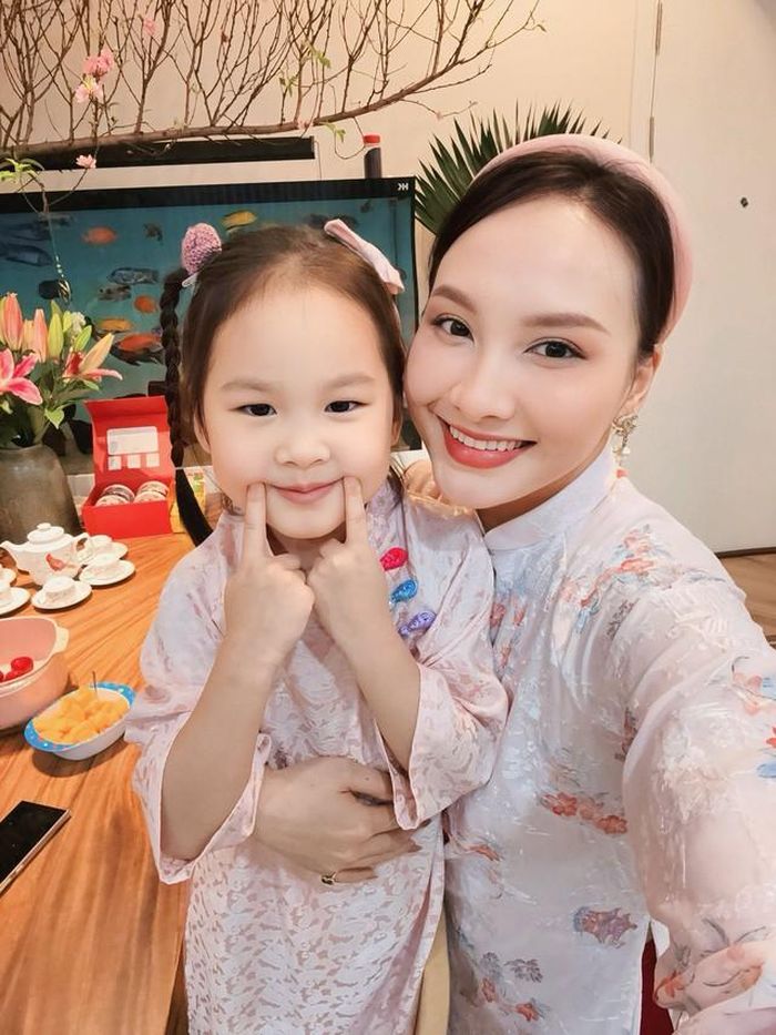Dù không thường xuyên công khai hình ảnh con gái trên mạng xã hội, mỗi lần hiếm hoi chia sẻ khoảnh khắc bên bé Nu, Bảo Thanh đều nhận được nhiều sự quan tâm từ khán giả. Người hâm mộ nhận xét cô bé sở hữu gương mặt đáng yêu, nhiều nét giống mẹ và luôn xuất hiện trong không khí gia đình ấm áp.