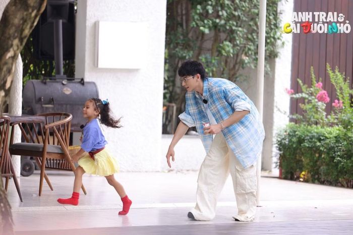 Khán giả tò mò liệu các "Anh trai" sẽ tung tuyệt chiêu nào để "hòa tan", kết thân cùng cô bé Chloe.