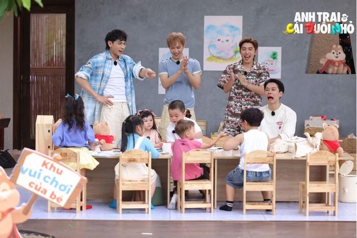 Dàn "Anh trai" vừa mừng vừa lo khi trở thành "bảo mẫu".