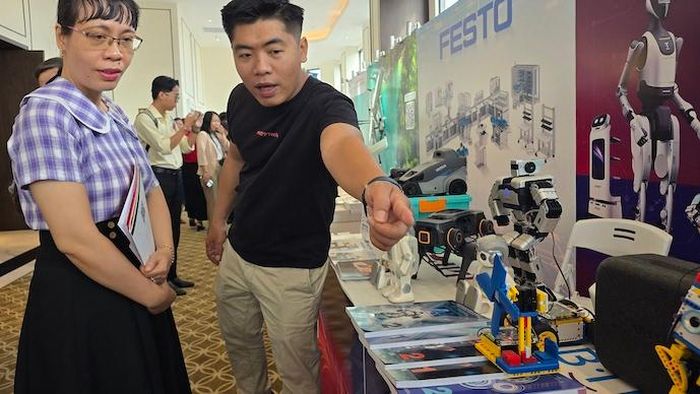 Các sản phẩm khoa học công nghệ được trưng bày bên lề hội thảo diễn ra ở Cần Thơ vào hôm nay, 22-5. Ảnh: Trung Chánh