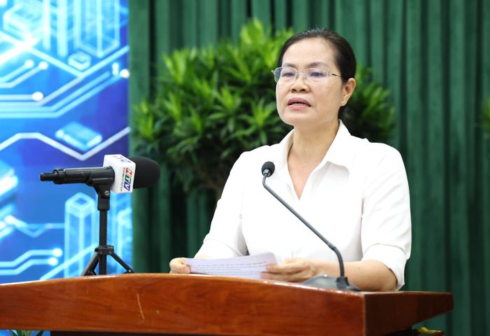 Bà Nguyễn Thị Hồng Hạnh, Giám đốc Sở Tư pháp TP.HCM, thông tin tóm tắt nội dung dự thảo. Ảnh: LÊ THOA