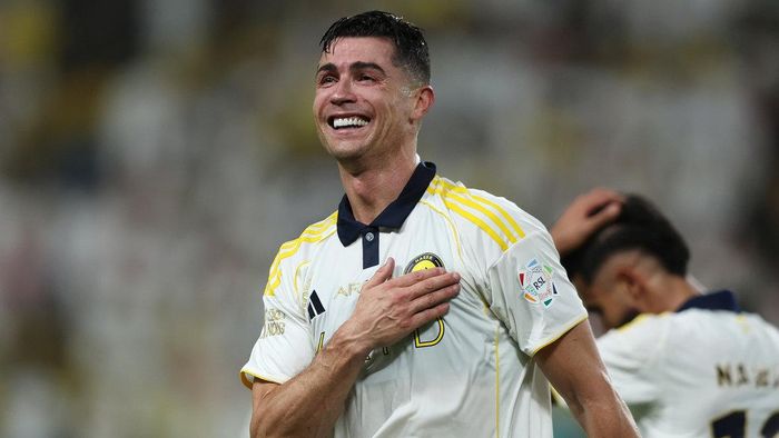"King Ronaldo" vui sao nước mắt lại trào sau 4,5 mùa chinh chiến ở Saudi Arabia trong màu áo Al Nassr.