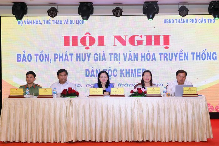 Hội nghị “Bảo tồn, phát huy giá trị văn hóa truyền thống dân tộc Khmer”.